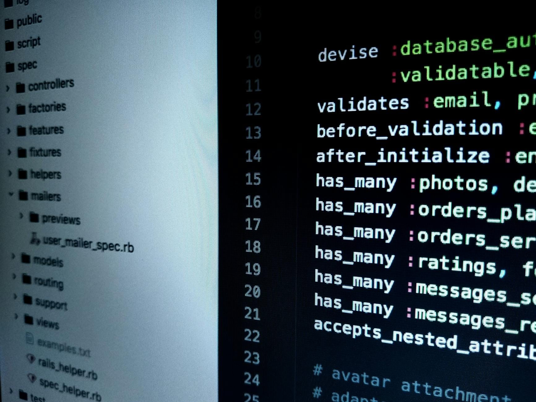 Kod Ruby on Rails z podświetloną składnią na ekranie programisty