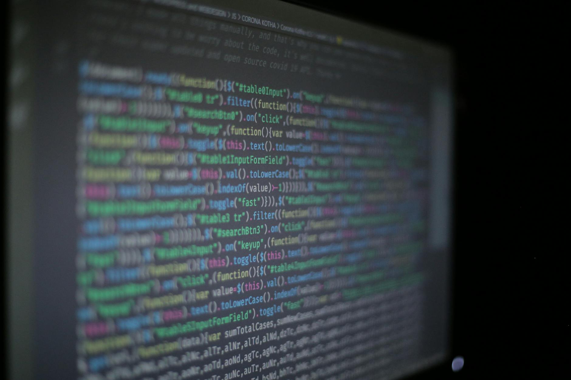 Kolorowy kod programistyczny na rozmytym ekranie monitora