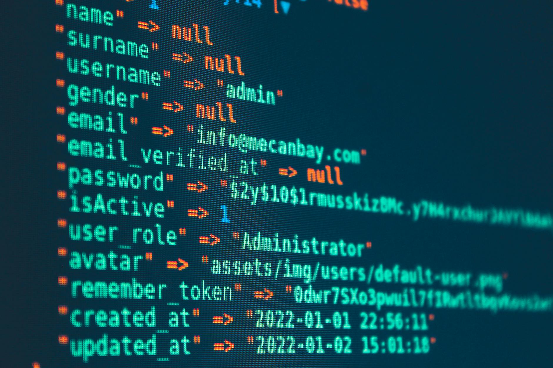 Zbliżenie kolorowego kodu na monitorze podczas tworzenia narzędzi Red Team