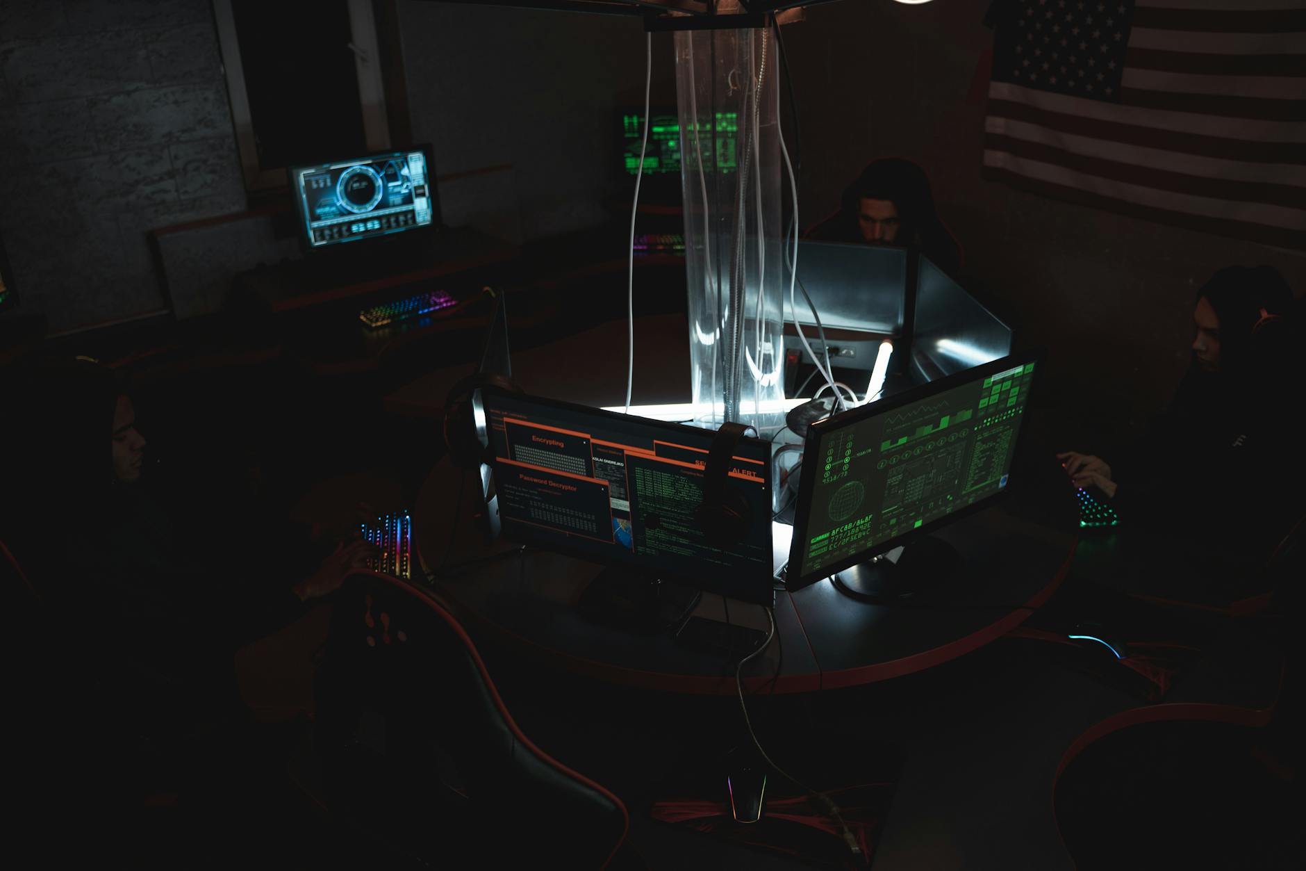 Zespół specjalistów cyberbezpieczeństwa pracuje nad ochroną danych