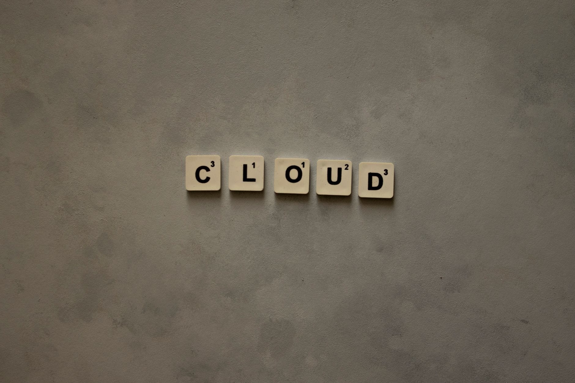 Kafelki Scrabble układające się w napis cloud na jasnym tle