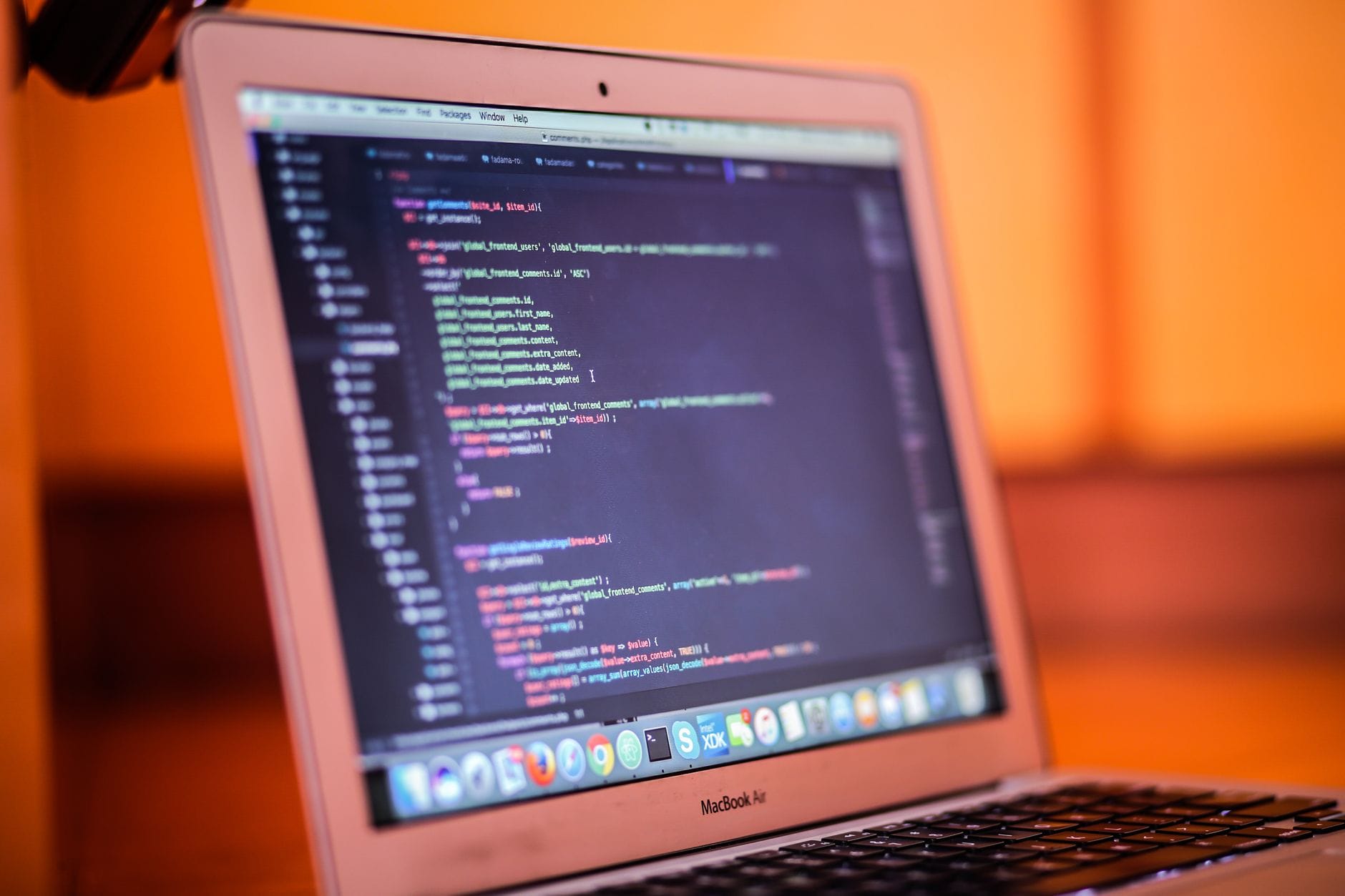 Laptop z widocznym na ekranie kodem źródłowym open source