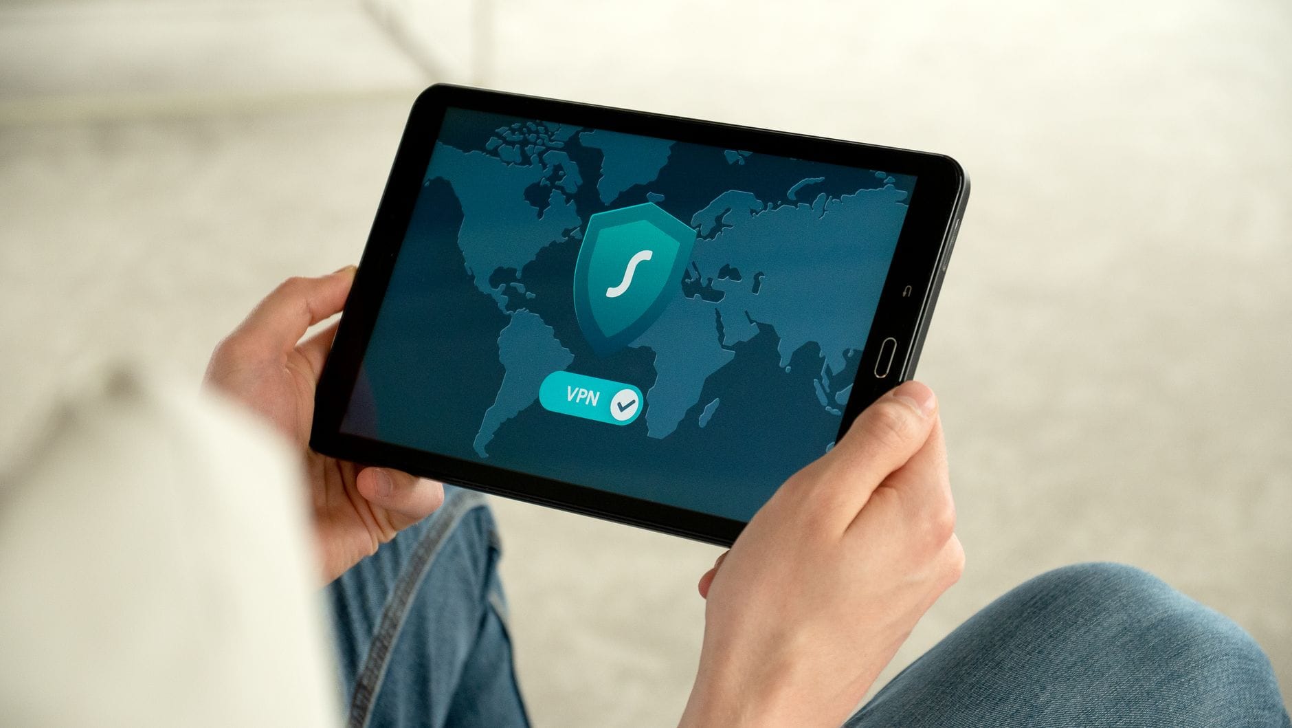 Osoba trzyma tablet z ekranem połączenia VPN dla bezpiecznego przeglądania
