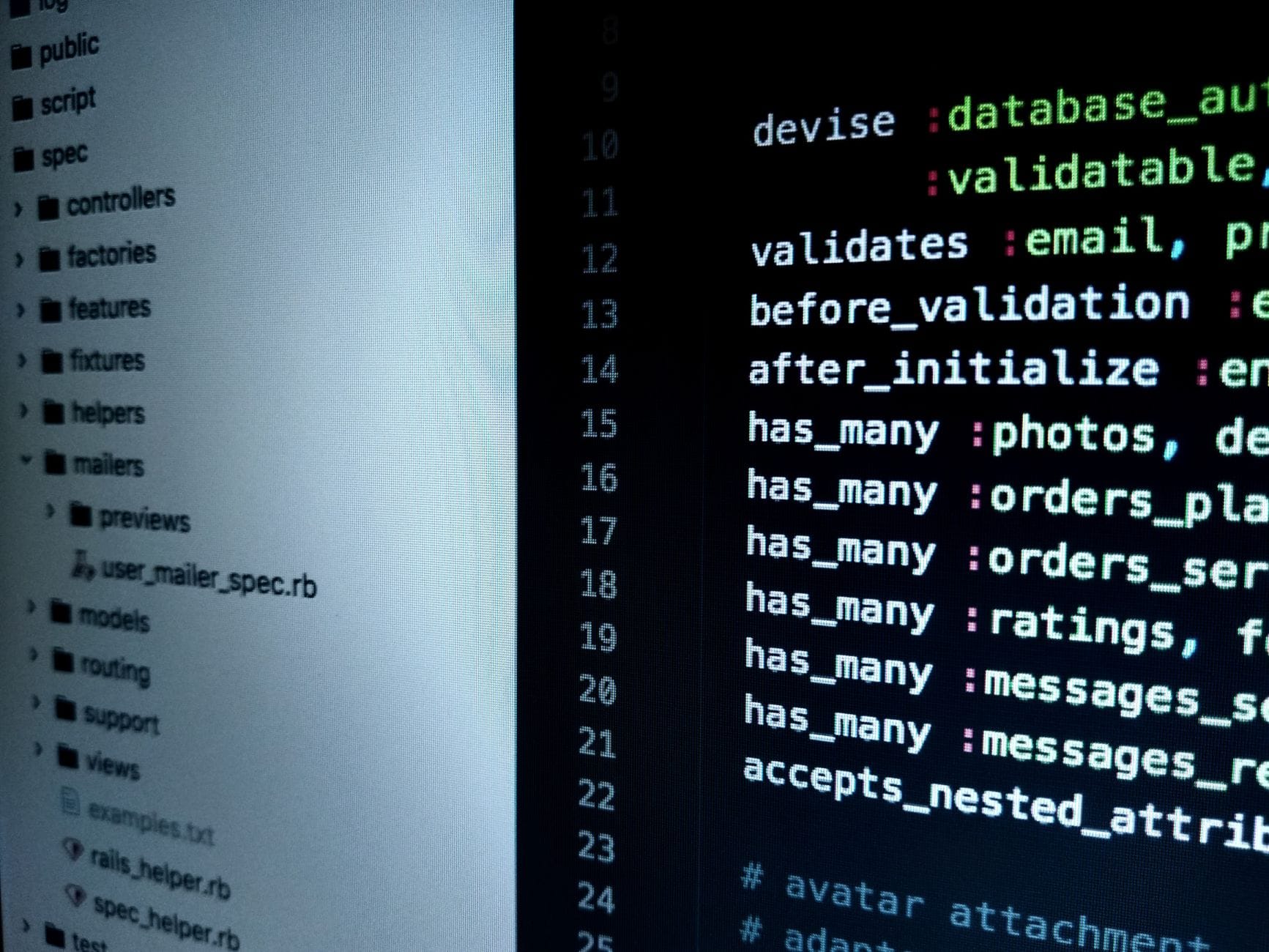 Zbliżenie ekranu z kodem Ruby on Rails używanym w projektach open source
