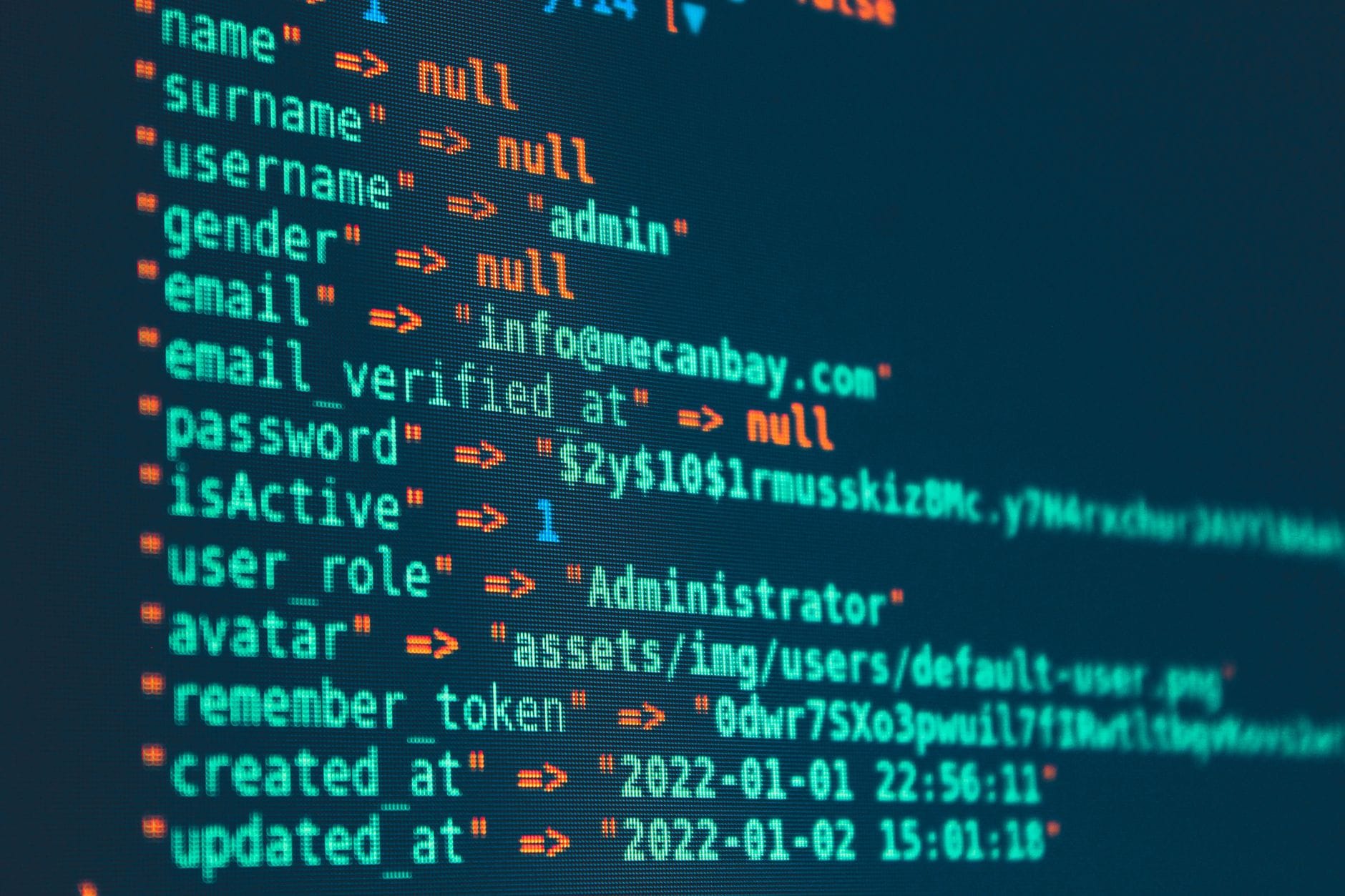 Zbliżenie kolorowego kodu źródłowego na monitorze w kontekście cyberbezpieczeńst