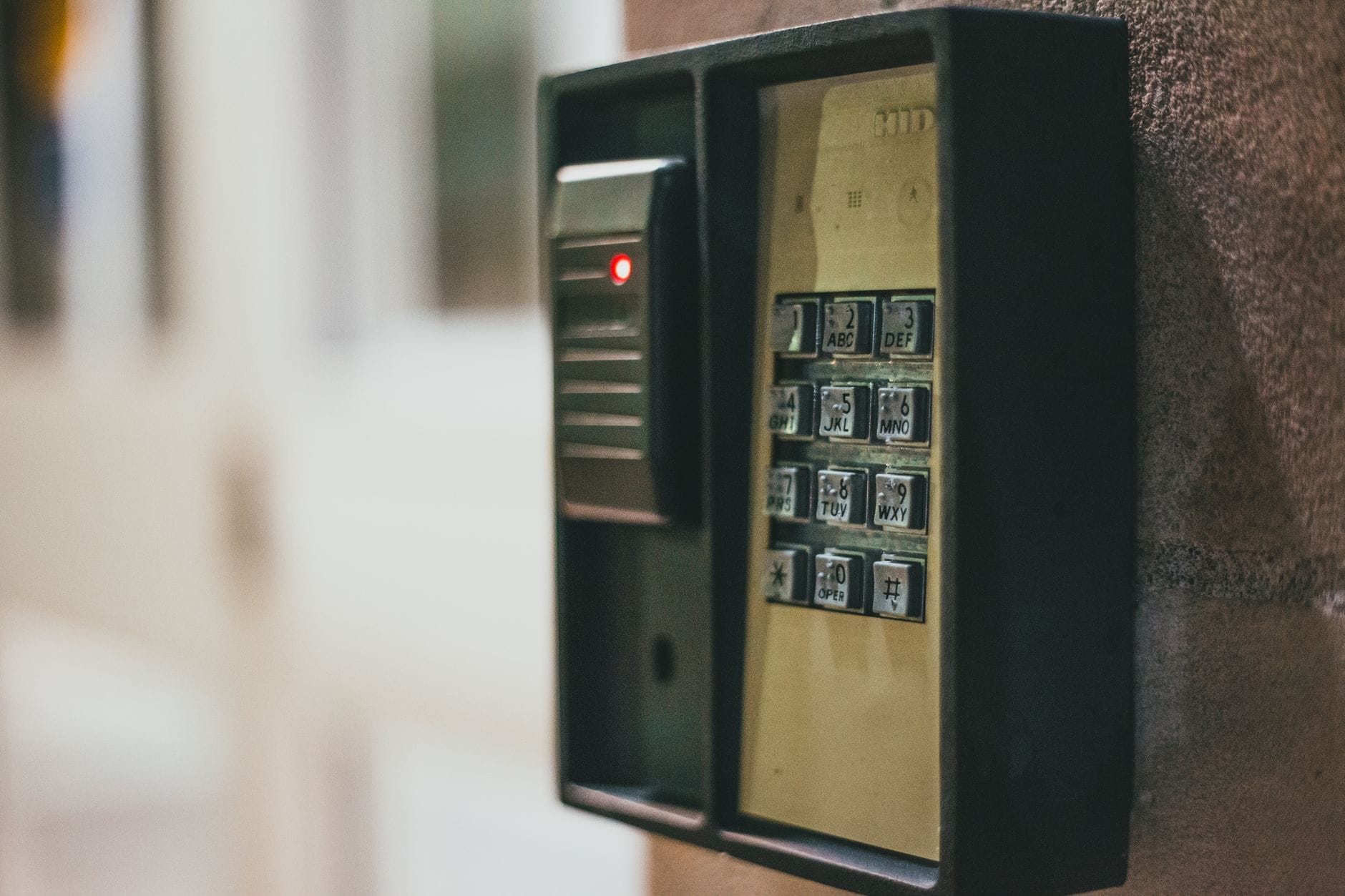 Zbliżenie na podświetloną klawiaturę kontroli dostępu do systemu