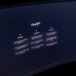 Zbliżenie ekranu komputera z interfejsem ChatGPT w ciemnym otoczeniu