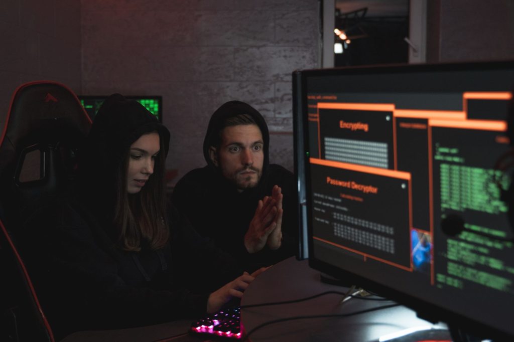 Eksperci cyberbezpieczeństwa analizują zaszyfrowane dane na ekranach komputerów